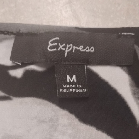 Express Monochrome Floral Blouse - Picture 2 of 3